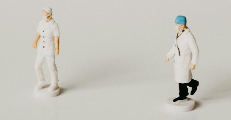 Zwei Miniaturen von Personen im medizinischen Berreich